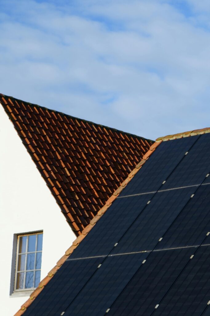 Casa unifamiliar con paneles en el tejado para maximizar el ahorro con placas solares.